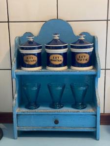 un estante con una fuente, una fuente, una y otra, una y otra, una y otra y otra y otra en Æblehuset Ved Historisk Gods På Sydsjælland, en Præstø 23 fotos más