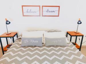 En eller flere senge i et værelse på Mendoza House