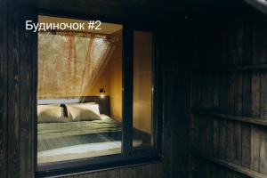 Ένα ή περισσότερα κρεβάτια σε δωμάτιο στο Будиночки для відпочинку ТРОХИ ДАЛІ