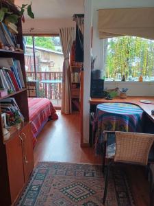 a bedroom with a bed and a desk and a window at Hermoso loft a pasos del plan de Valparaíso in Valparaíso