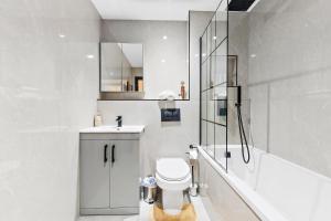 Ένα μπάνιο στο Luxurious Modern 2 Bedroom Apartment with Terrace +31 φωτογραφίες