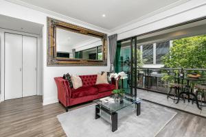 Χώρος καθιστικού στο Spacious Sky Tower View!