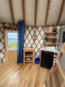 ein Zimmer mit Küche in einer Jurte in der Unterkunft Yourte La Belle Étoile in Sacré-Coeur-Saguenay