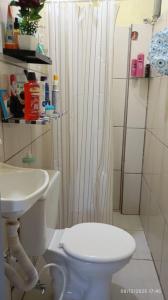 a bathroom with a toilet and a sink at Casa temporada Tucano in Vera Cruz de Itaparica
