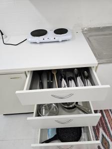 クールにあるPrivate 3-Zimmer Apartment -Private WC, Dusche, Küche-の白いカウンタートップのキッチン引き出し