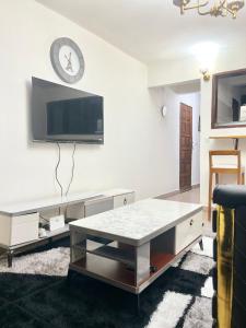 Телевизор и/или развлекательный центр в Daniella house +3 фотографии