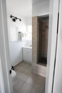 Ένα μπάνιο στο West Coast Surf and Stay +18 φωτογραφίες