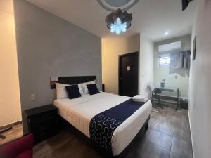 a bedroom with a large bed and a desk at Hotel Gandag in Orizaba +50 photos