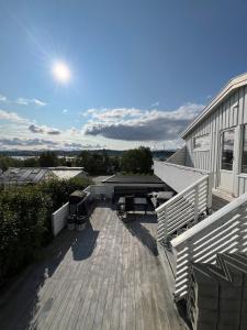 une terrasse avec des chaises et une table sur une maison dans l'établissement Large apartment with good view!, à Tromsø