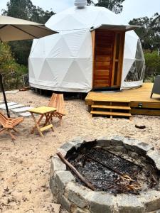 TimoDomo في Balneario Argentino: خيمة على الشاطئ مع موقد نار