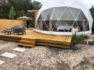 TimoDomo في Balneario Argentino: خيمة على سطح خشبي في ساحة