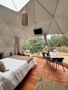 TimoDomo في Balneario Argentino: غرفة نوم بسرير في خيمة