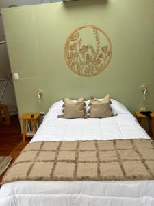 TimoDomo في Balneario Argentino: غرفة نوم بها سرير أبيض كبير مع وسادتين