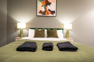 Un dormitorio con una cama grande con dos lámparas. en Leeds - City Stay on the River - Sleeps 10 - Central, en Central Station