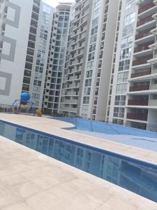 una piscina frente a algunos edificios altos en Mandala - Confort y lujo cerca del parque deportivo, en Ibagué