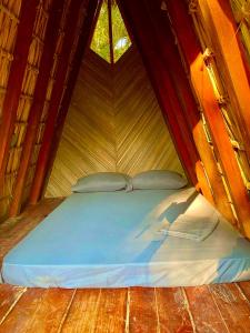 Casa Teepee في زيبوليت: سرير في خيمة مع سقف +24 صورة