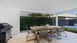 Bazén v ubytování Pacific Chill 2 Mins Walk to Beach nebo v jeho okolí