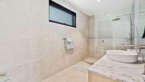 Koupelna v ubytování Pacific Chill 2 Mins Walk to Beach + 10 fotografií