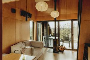 Χώρος καθιστικού στο Будиночки для відпочинку ТРОХИ ДАЛІ