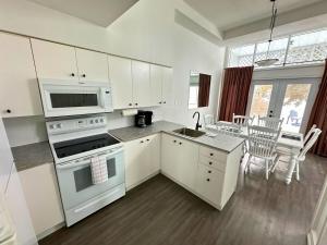 Kuchyň nebo kuchyňský kout v ubytování Family Townhome with outdoor pool access