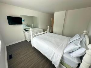 Postel nebo postele na pokoji v ubytování Family Townhome with outdoor pool access