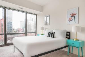 Кровать или кровати в номере Kasa South Loop Chicago