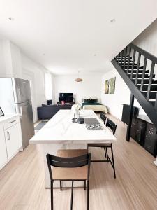 Η κουζίνα ή μικρή κουζίνα στο Grand Studio WiFi rapide RER B