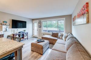 Μια τηλεόραση ή/και κέντρο ψυχαγωγίας στο Walk to Neskowin Beach! Creekside Oregon Retreat