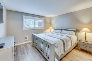 Ένα ή περισσότερα κρεβάτια σε δωμάτιο στο Walk to Neskowin Beach! Creekside Oregon Retreat