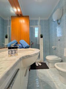 ein Badezimmer mit Waschbecken und Toilette in der Unterkunft Amami - Gallipoli in Gallipoli + 36 Fotos