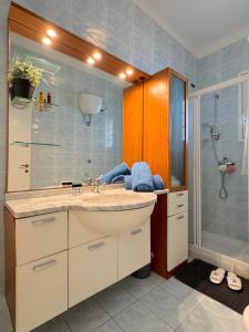 ein Badezimmer mit Waschbecken und Dusche in der Unterkunft Amami - Gallipoli in Gallipoli