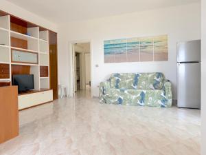 ein Wohnzimmer mit Couch und Kühlschrank in der Unterkunft Amami - Gallipoli in Gallipoli