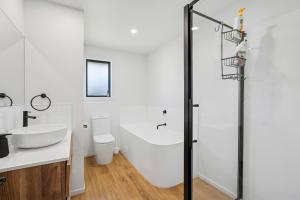 ein Badezimmer mit Dusche und Waschbecken in der Unterkunft Cosy 4 Bedroom Home in Queenstown Airport + 21 Fotos