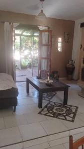 ein Wohnzimmer mit einem Tisch in der Mitte eines Zimmers in der Unterkunft CASA SAMARANA Alta Gracia in Alta Gracia