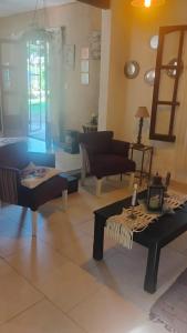 ein Wohnzimmer mit zwei Sofas und einem Tisch in der Unterkunft CASA SAMARANA Alta Gracia in Alta Gracia + 12 Fotos