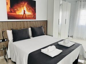 Principado de Aracena II في اراسنا: غرفة نوم بها سرير عليه منشفتان +10 صور