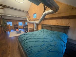 Ένα ή περισσότερα κρεβάτια σε δωμάτιο στο Spacious Barn House experience!