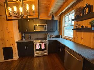 Η κουζίνα ή μικρή κουζίνα στο Spacious Barn House experience!