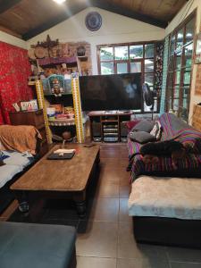 TV a/nebo společenská místnost v ubytování Hostal El calvario