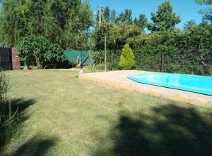 una piscina in un cortile accanto a una recinzione di Casa quinta a Estación Norte Altre 8 foto