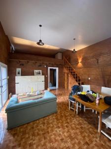 un soggiorno con un divano e un tavolo di Casa quinta a Estación Norte