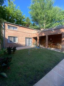 un edificio in mattoni con un cortile di fronte di Casa quinta a Estación Norte