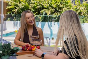 Ποτά στο Nirvana, Mineral Swimming Pool, close to Beaches