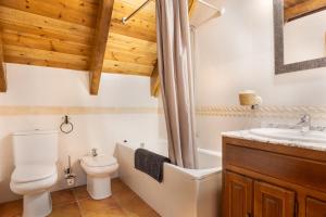 Ванная комната в Casa val de Unhola +18 фотографий