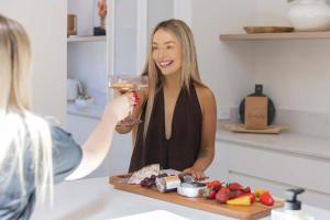 Ποτά στο Nirvana Dream Home with Firepit & Walk to Beach