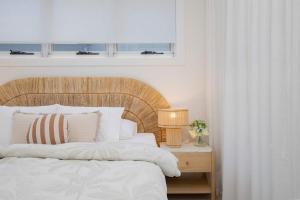 Ένα ή περισσότερα κρεβάτια σε δωμάτιο στο Nirvana Dream Home with Firepit & Walk to Beach