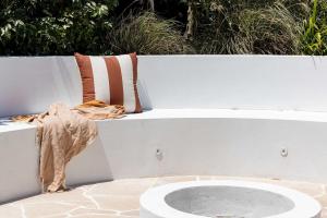 Φωτογραφία από το άλμπουμ του Nirvana Dream Home with Firepit & Walk to Beach σε Blue Bay 