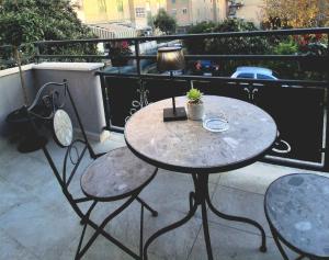 ein Tisch und zwei Stühle auf einem Balkon in der Unterkunft Mastedè in Tivoli