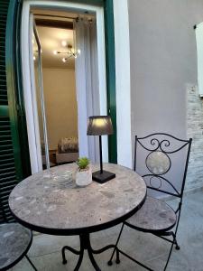 een tafel met twee stoelen en een lamp erop bij Mastedè in Tivoli