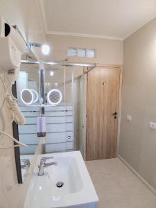 een badkamer met een wastafel en een douche bij Mastedè in Tivoli +8 foto's